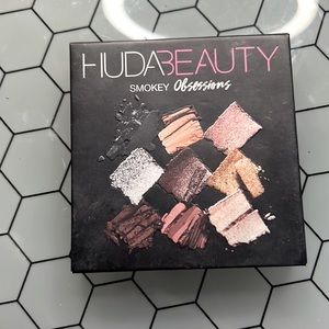 Huda beauty eyeshadow palette